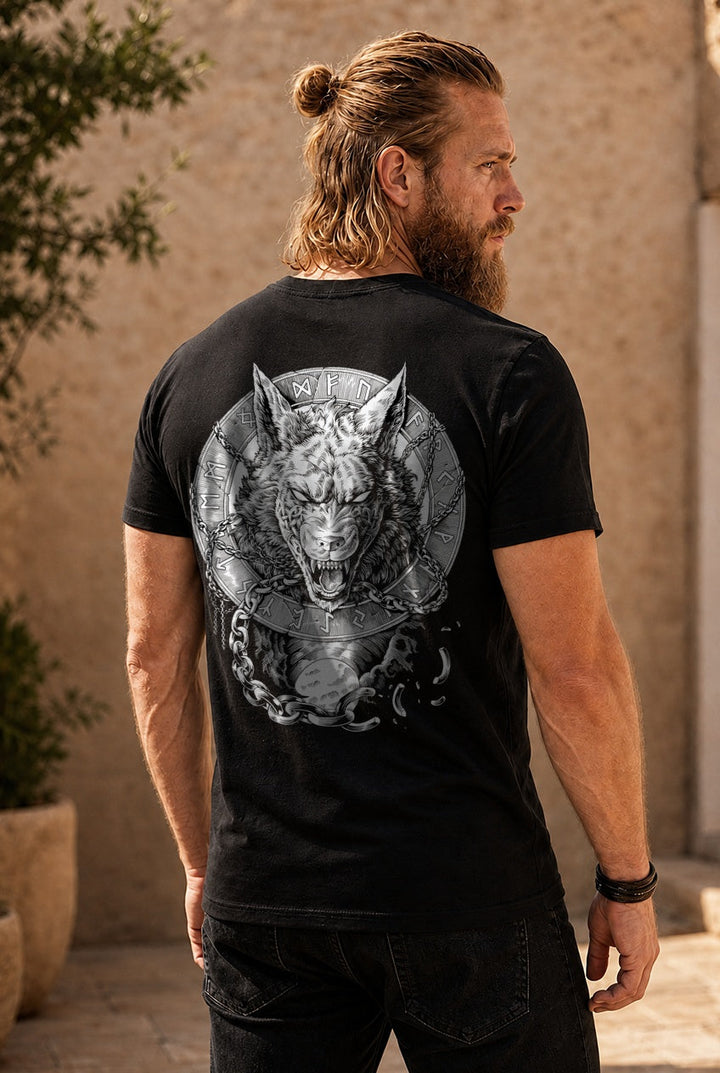 Fenrir Wolf des Ragnarök T-Shirt Schwarz/Weiss Rückendruck – Model outdoor