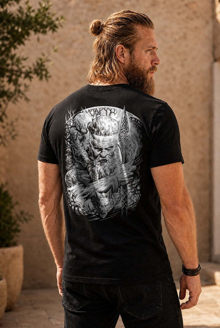 Odin Allvater T-Shirt Schwarz/Weiss Rückendruck – Model outdoor