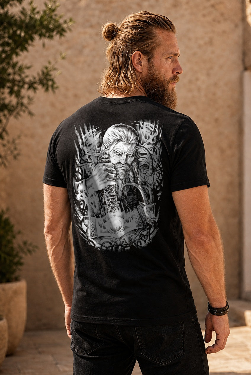 Thor & Mjölnir T-Shirt Schwarz/Weiss Rückendruck – Model outdoor