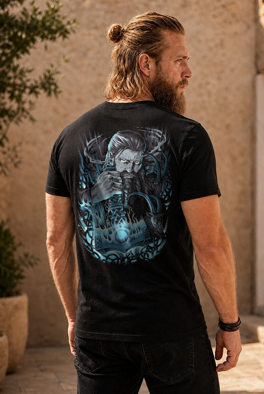 Thor & Mjölnir T-Shirt Grau/Blau Rückendruck – Model outdoor