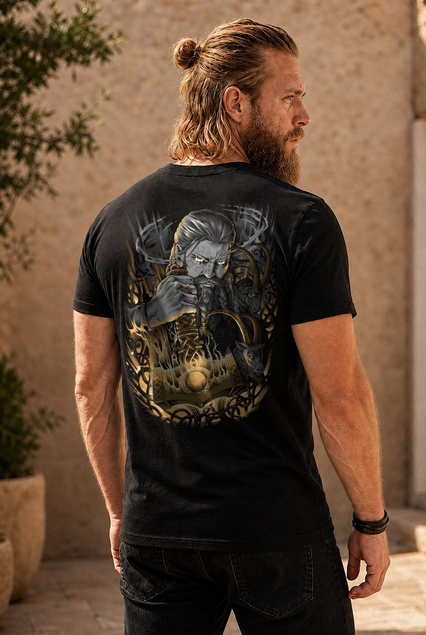 Thor & Mjölnir T-Shirt Grau/Gold Rückendruck – Model outdoor