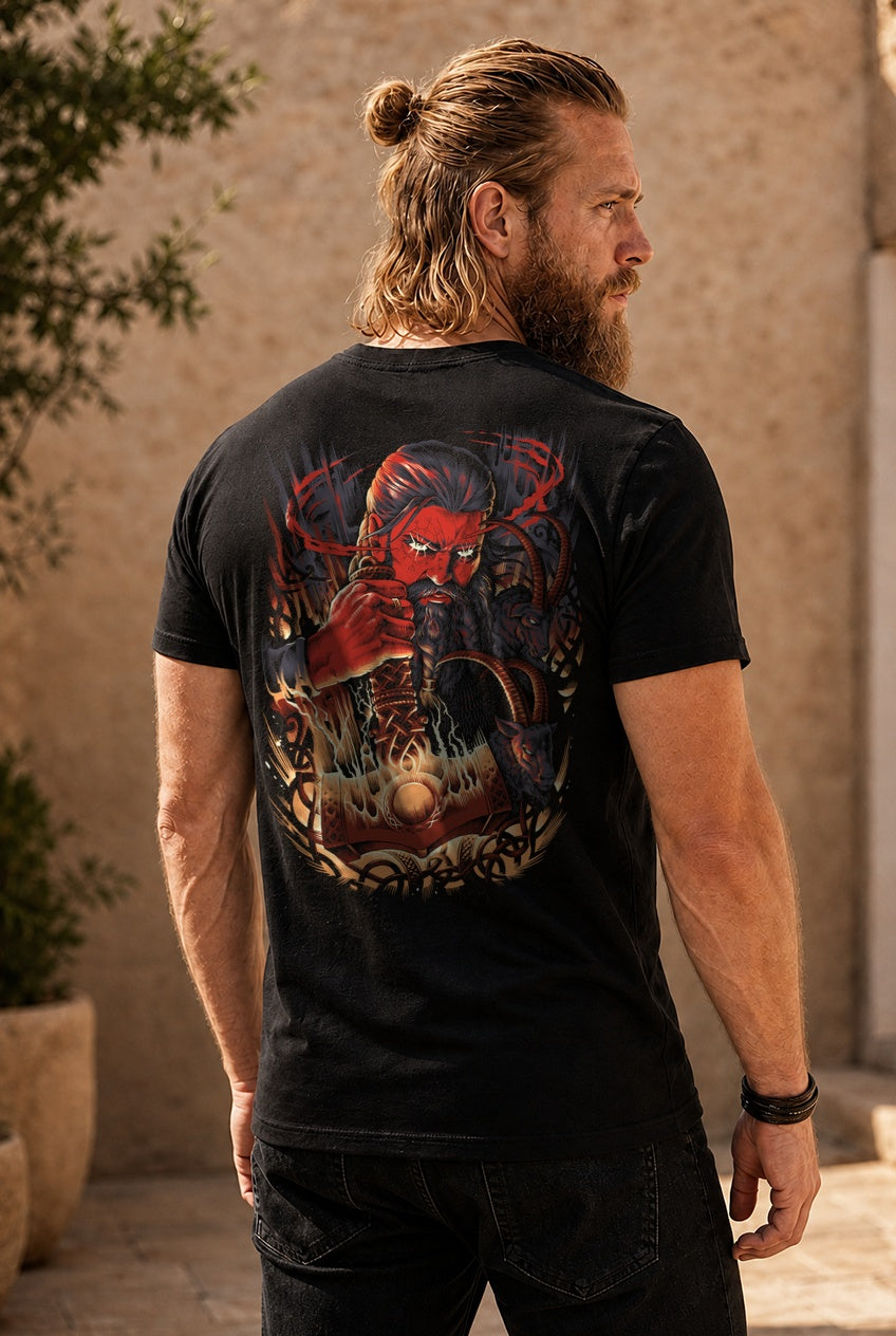 Thor & Mjölnir T-Shirt Rot/Orange Rückendruck – Model outdoor